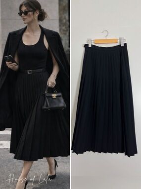 100% Wool Vintage Classic Black Pleated Midi Skirt. Small